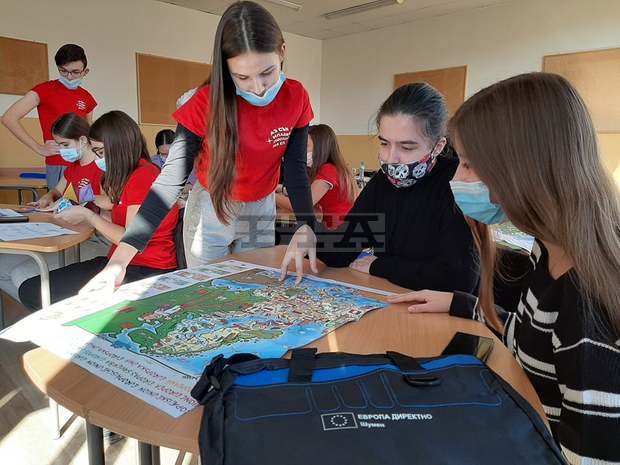 Ученици от Търговище се учат как да разпознават фалшивите новини