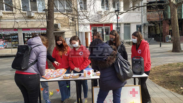 Доброволци от БЧК в Търговище организират благотворителен базар в подкрепа на деца и младежи Доброволци от БЧК в Търговище организират благотворителен базар в подкрепа на деца и младежи