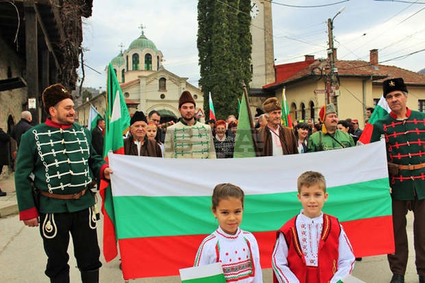 С мотошествие в Тетевен отбелязаха 142 години от Освобождението на България С мотошествие в Тетевен отбелязаха 142 години от Освобождението на България