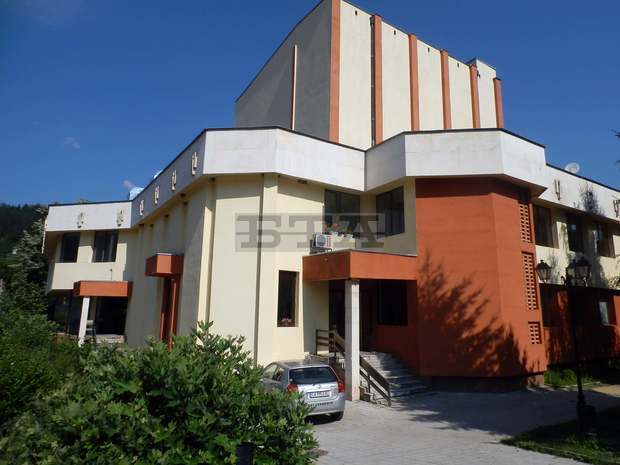 Проф. Владко Иванов дари екземпляри от новата си книга на трънската библиотека