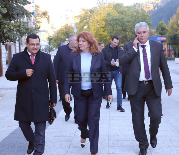 За децентрализацията на общините и обезлюдяването разговаря вицепрезидентът Илияна Йотова с ръководството и жители на Девин и Триград