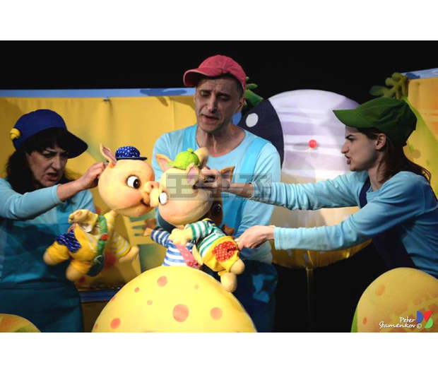 Русенският куклен театър представя спектакъла "Трите прасенца"