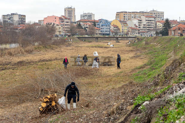 Започна почистването и осветяването на паметниците в Ямбол