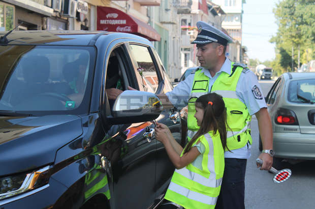 Деца и пътни полицаи от Тутракан са осъществили съвместна инициатива по пътна безопасност