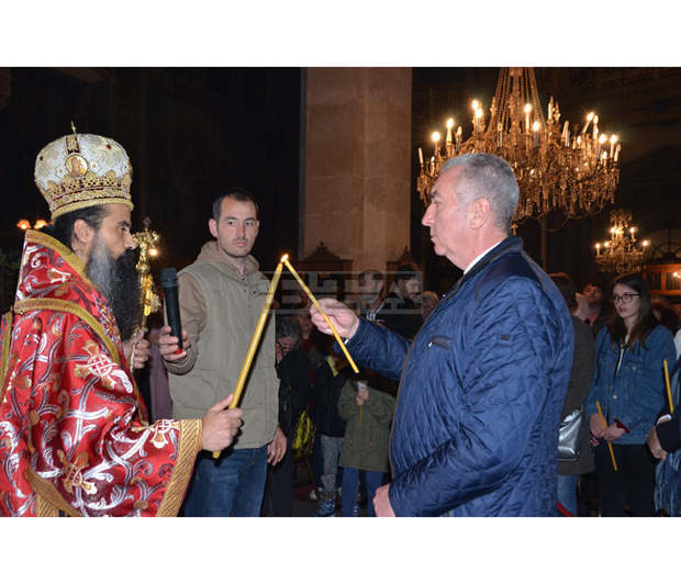 Видинският митрополит Даниил поздрави хората с Възкресение Христово в Пасхалната нощ Видинският митрополит Даниил поздрави хората с Възкресение Христово в Пасхалната нощ