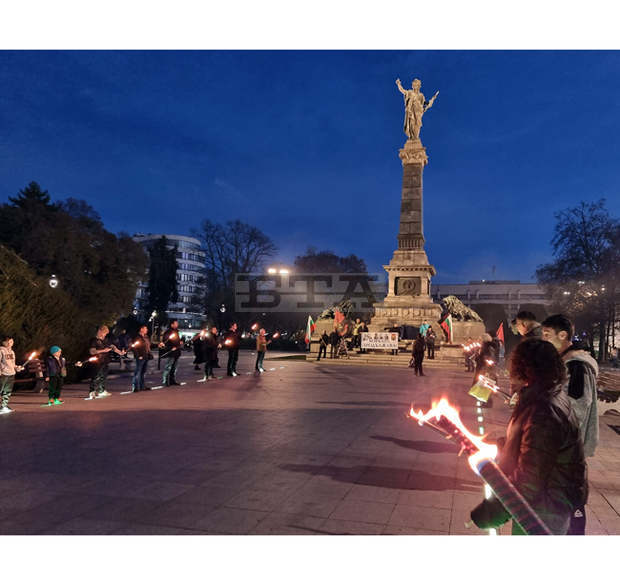 В Русе членове и симпатизанти на ВМРО шестваха с факли за 102-годишнината от Ньойския договор