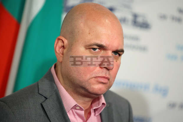 Депутатите не трябва да се ползват с привилегии по отношение паркирането около сградите на парламента, смята Владислав Панев от "Демократична България"