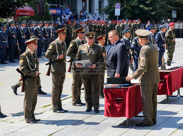 Полковник Иван Маланов е предложен за началник на Националния военен университет "Васил Левски" Полковник Иван Маланов е предложен за началник на Националния военен университет "Васил Левски"