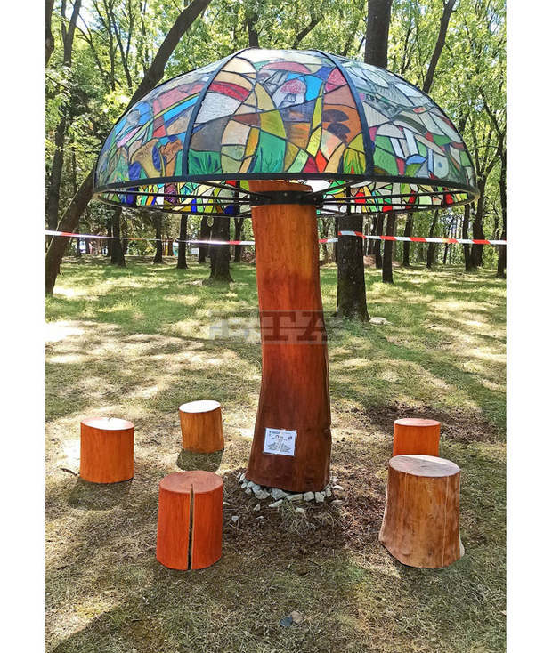 Витражна инсталация от рециклирано стъкло представят млади художници в парка "Света гора" във Велико Търново