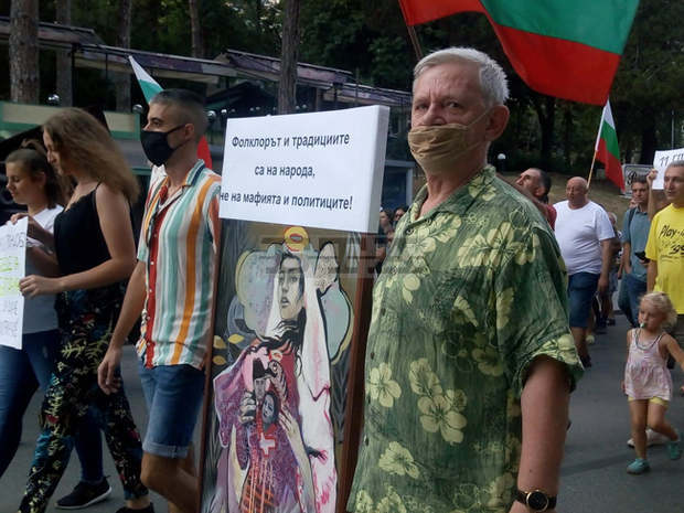 Във Велико Търново за поредна вечер недоволни от правителството и прокуратурата преминаха в протестно  шествие