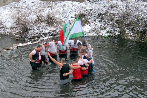 Младеж на 19 години извади кръста от река Ботуня във Вършец, самодейци играха хоро в ледените води