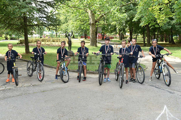 Деца се състезаваха по майсторско управление на велосипед за празника на Вършец