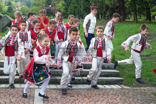 Близо 70 деца от шуменския ансамбъл "Веселяче" ще представят танци от различни етнографски области на концерт в града