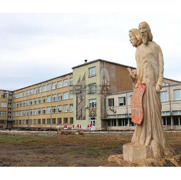 Във Видин откриха скулптура с фигурите на светите братя Кирил и Методий пред едноименното училище, изваяни върху ствола на изсъхнала вековна топола