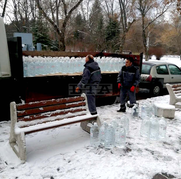 Община Перник продължава раздаването на минерална вода на граждани