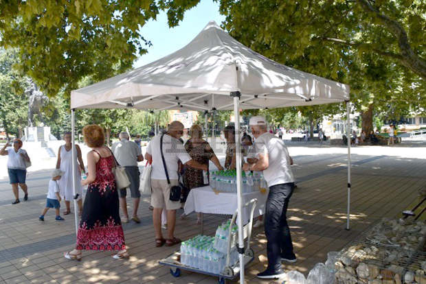 Столичната община раздава минерална вода заради горещото време