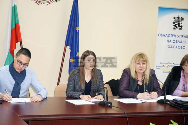 Храна и вода ще бъдат раздавани на шофьорите на камиони на опашката на магистрала "Марица" Храна и вода ще бъдат раздавани на шофьорите на камиони на опашката на магистрала "Марица"