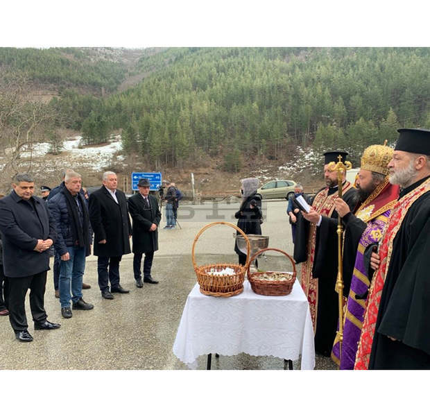 Курбан против катастрофи и за почитане на паметта на жертвите от автобуса   на "Струма" беше раздаден край родопското село Забърдо