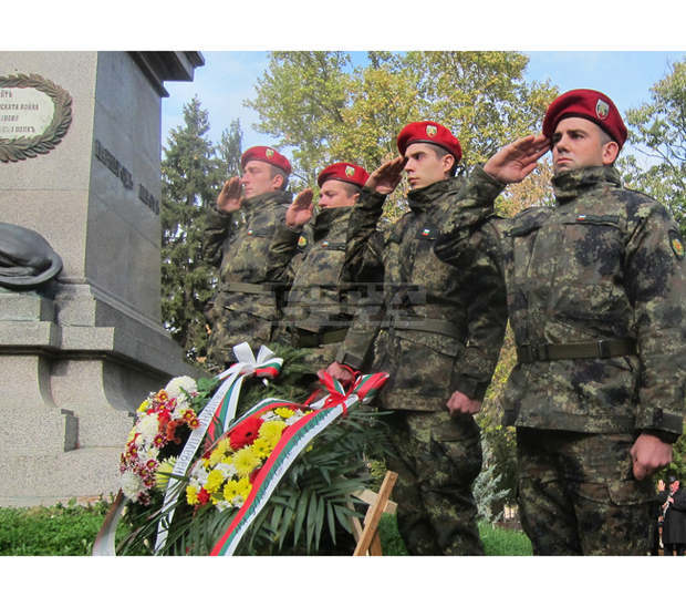 Пред паметника на Четвърти полк в Плевен бе отслужена панихида по повод Архангелова задушница Пред паметника на Четвърти полк в Плевен бе отслужена панихида по повод Архангелова задушница