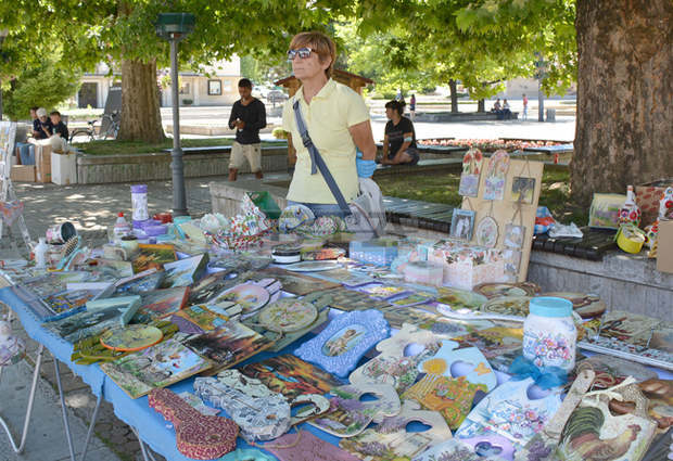 Местни майстори представят произведенията си в улица на занаятите в Троян