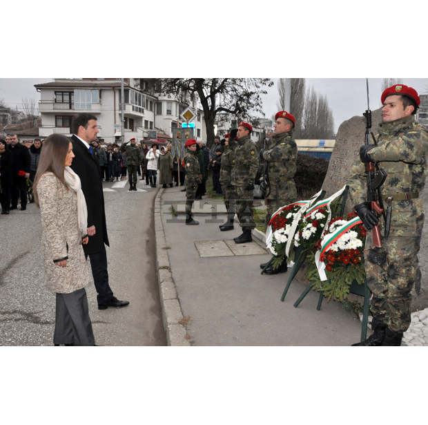 С почетен караул и духова музика бе отбелязана 142-годишнината от Освобождението на Хасково