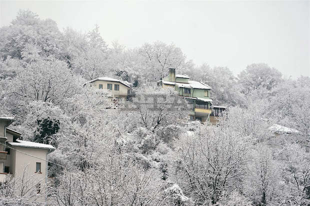 Обилният снеговалеж, започнал късно снощи в Габрово, създаде затруднения