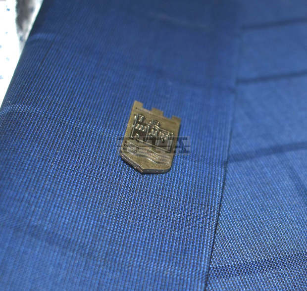 Кметът на Асеновград подари на общинските съветници значка с емблематичната за общината Асенова крепост