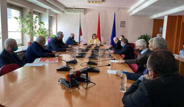 България е на кръстопът - дали да продължим да сме най-бедни и първи по смъртност, или да възстановим държавата, заяви Корнелия Нинова