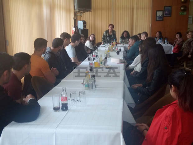 Абитуриенти от социално слаби семейства получиха финансова подкрепа от Федерацията на жените в Разград Абитуриенти от социално слаби семейства получиха финансова подкрепа от Федерацията на жените в Разград