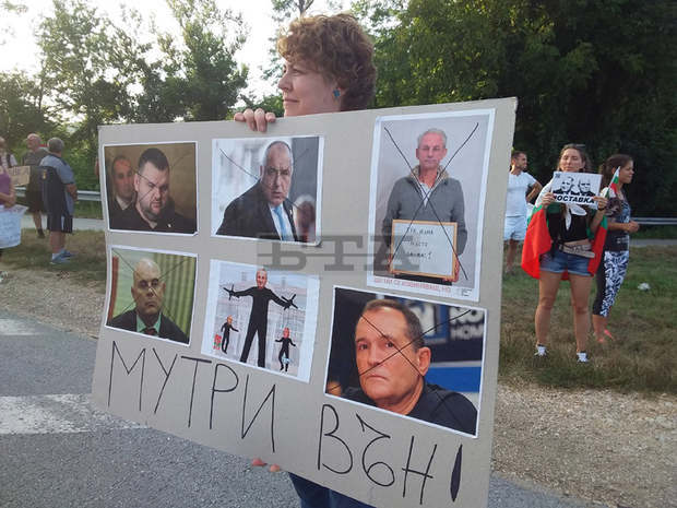 Протестиращи блокираха движението по главния път София-Варна, в района на п.в. "Абланица"