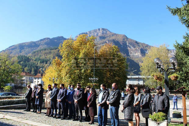 Тетевенци отбелязаха празника на града и Деня на народните будители