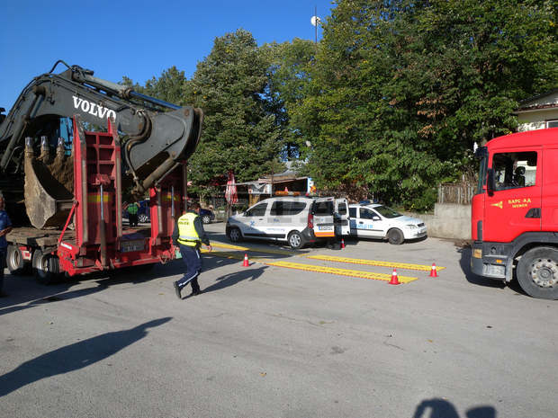 Повече от 60 нарушения на водачи на камиони и автобуси са установени при акция в Разградско