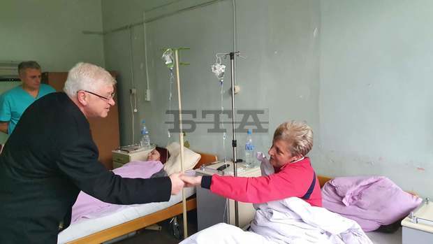 Министър Ананиев  посети пациенти в пернишката болница  със симптоми на заразяване с ешерихия коли