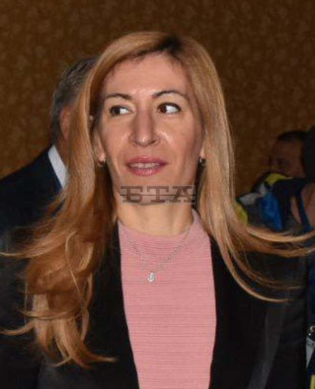 Министърът на туризма Николина Ангелкова обяви в Пловдив, че ще бъде обявена отново концесия за Летище "Пловдив" Министърът на туризма Николина Ангелкова обяви в Пловдив, че ще бъде обявена отново концесия за Летище "Пловдив"