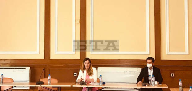 Водим разговори за отпадане на 14-дневната карантина за Украйна и Молдова, заяви министър Николина Ангелкова