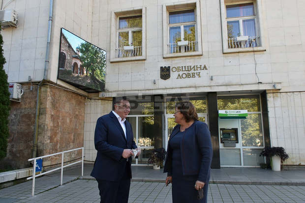 Кметът на Ловеч е връчила на министър Костадин Ангелов плакет-кристал със символите на града