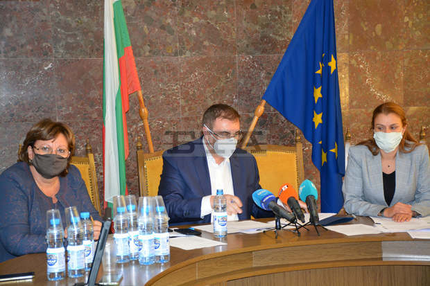 От четвъртък маските на открито стават задължителни,каза в Ловеч министър Костадин Ангелов