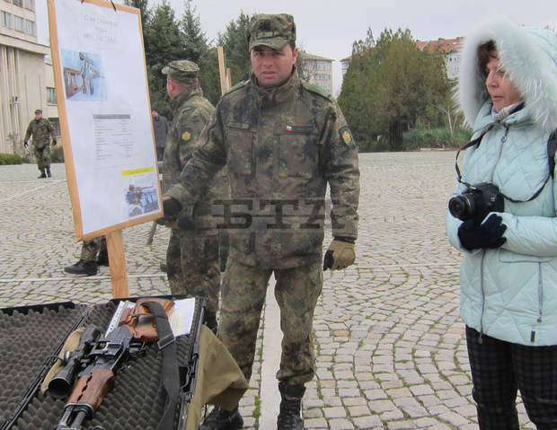 В Плевен показаха въоръжение на Сухопътните войски по повод на 72-годишнината на военно формирование В Плевен показаха въоръжение на Сухопътните войски по повод на 72-годишнината на военно формирование