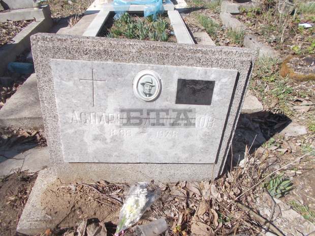 Община Хасково иска да откупи за вечни времена гроба на певеца Аспарух Лешников - Ари в София