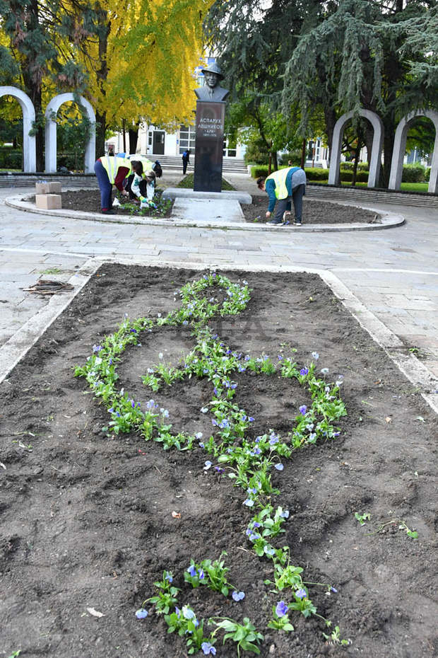Паметникът на Аспарух Лешников в Хасково е с украса като монумента на Моцарт във Виена