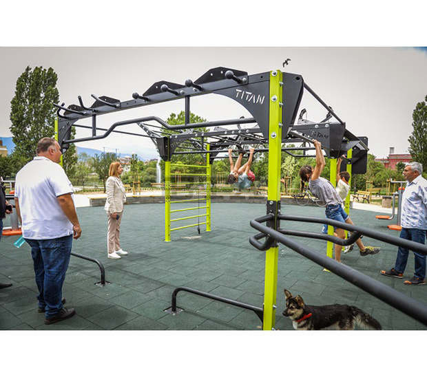 Кметът е проверила изграждането на детски и спортни площадки в парка на езерото "Дружба"