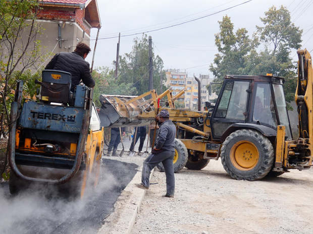 Община Лом продължава асфалтирането на улици и до края на годината ще спира само при лошо време