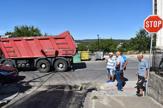 Продължават ремонтите на улици в Разград