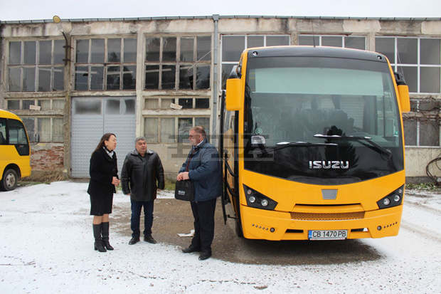 Нов училищен автобус ще превозва учениците до гимназията по ветеринарна медицина и земеделие в Лозница