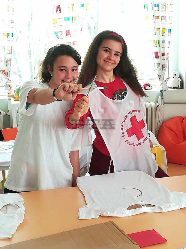 Младежите на БЧК в Търговище и в Попово започнаха кампания "Облечи усмивка и брой до 12!" Младежите на БЧК в Търговище и в Попово започнаха кампания "Облечи усмивка и брой до 12!"