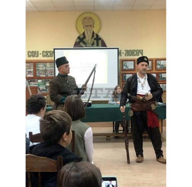 С открит урок по родолюбие в ловешко училище отбелязаха Деня на будителите С открит урок по родолюбие в ловешко училище отбелязаха Деня на будителите