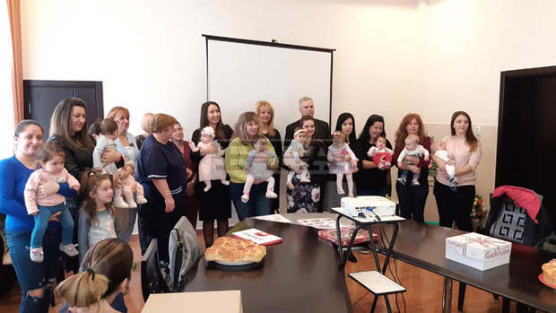 За десета година областната болница в Сливен отбелязва Бабинден с фотоконкурс за бебета