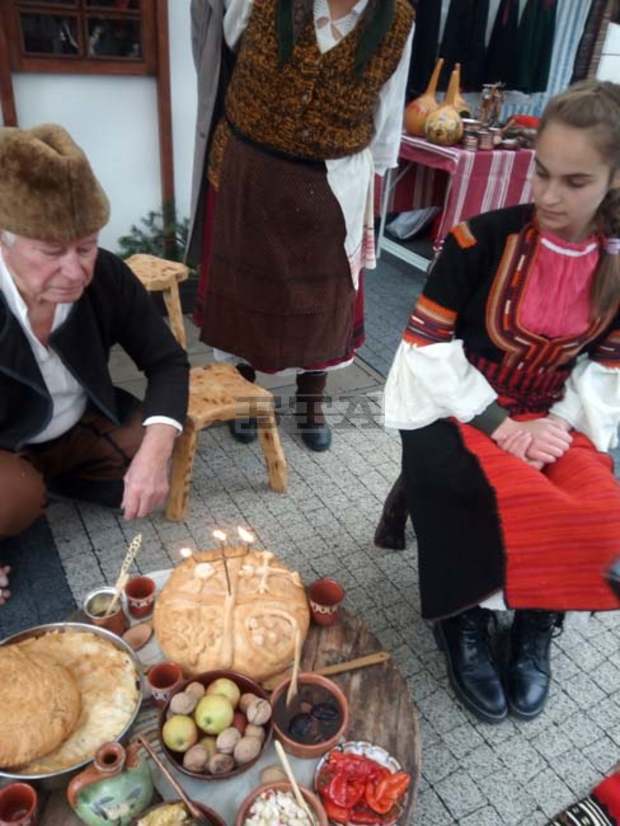 Коледен базар за изработка на сурвачки, Коледна украса и празнични ястия има в Кюстендил