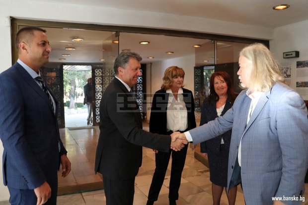 Изложба, в която всеки може сам да направи творбите, е експонирана в Банско