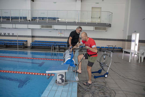 Робот от ново поколение почиства плувния басейн в Стара Загора